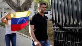 Leopoldo López y su esposa ¡, Lilian Tintori, ante las puertas de la embajada española en Caracas.