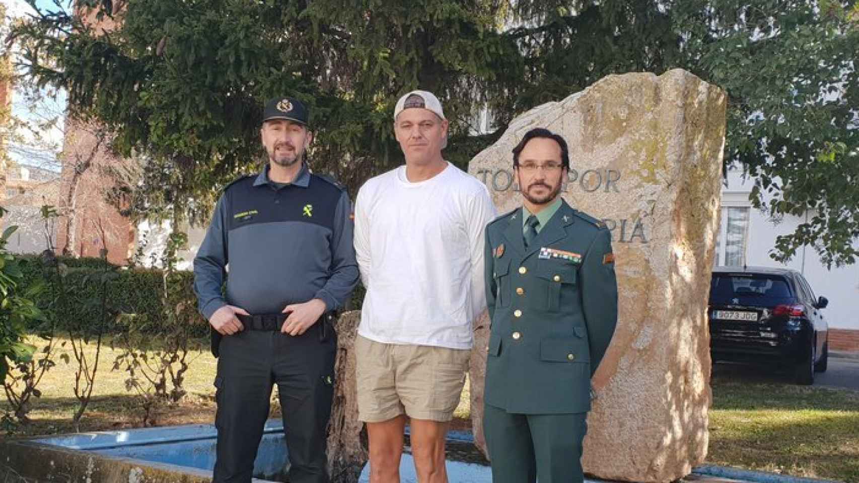 Frank Cuesta junto a agentes del Seprona en una foto colgada por él en Twitter