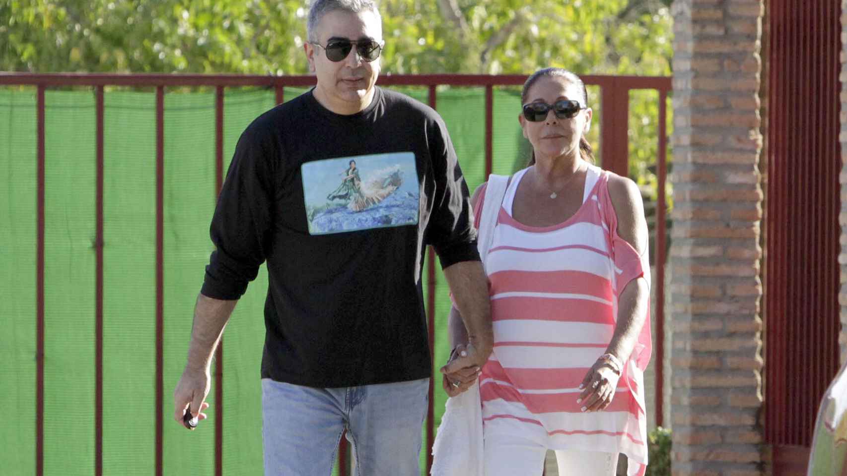 Isabel Pantoja con su hermano Agustín durante uno de sus permisos penitenciarios en 2015.