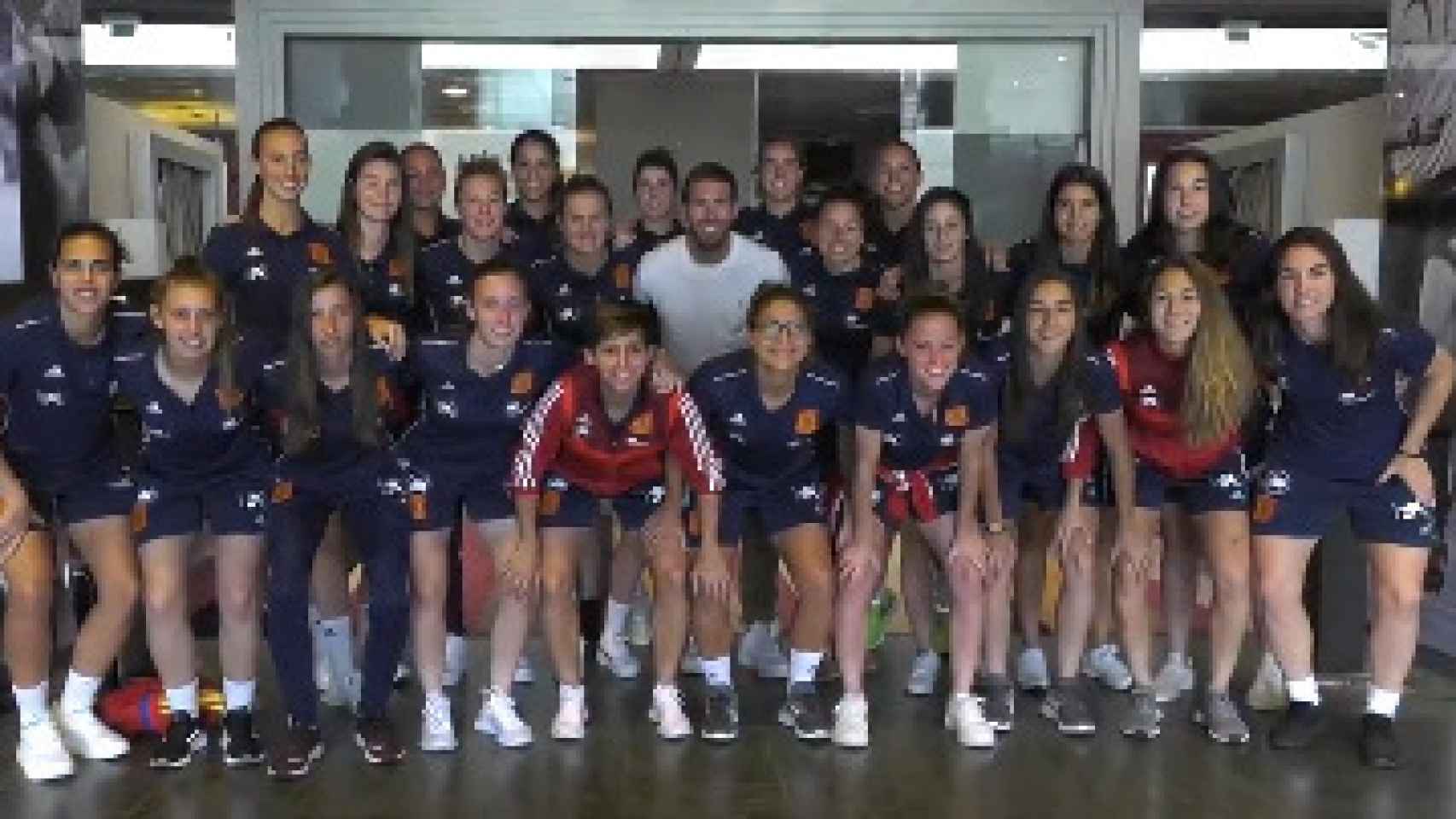 Sergio Ramos visita a la selección española femenina