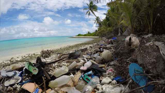Acumulación de basura en la isla Dirección, una de las Islas Cocos