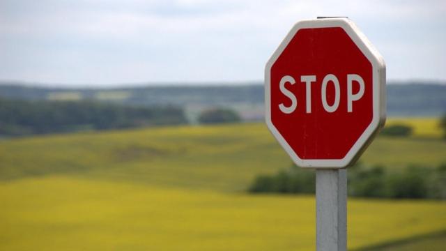 Señal de tráfico en una carretera.