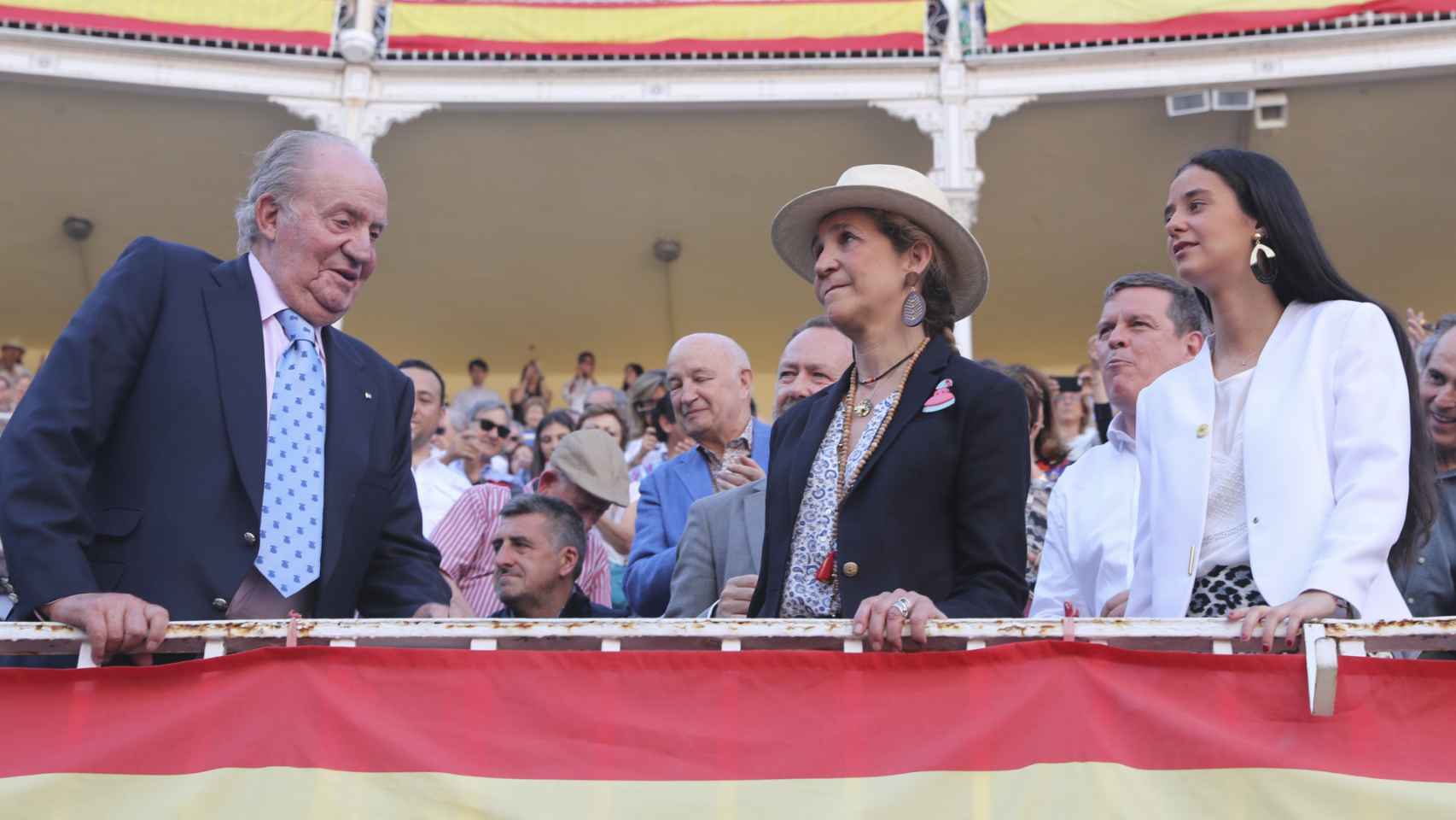 El rey Juan Carlos, la infanta Elena y Victoria Federica.