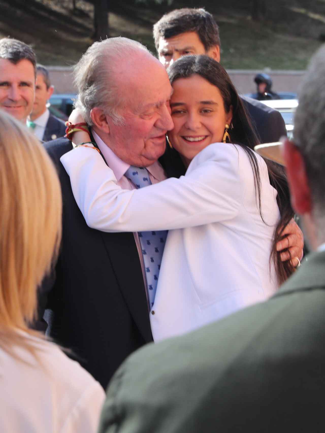 Victoria Federica de Marichalar saluda a su abuelo con un cariñoso abrazo.