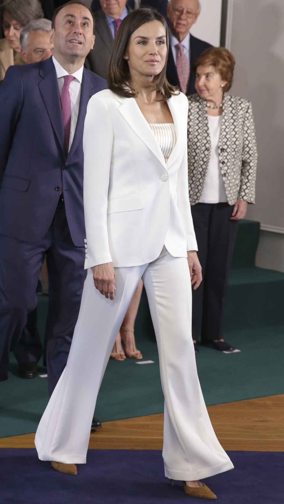 La reina Letizia con traje de chaqueta blanco de Carolina Herrera.