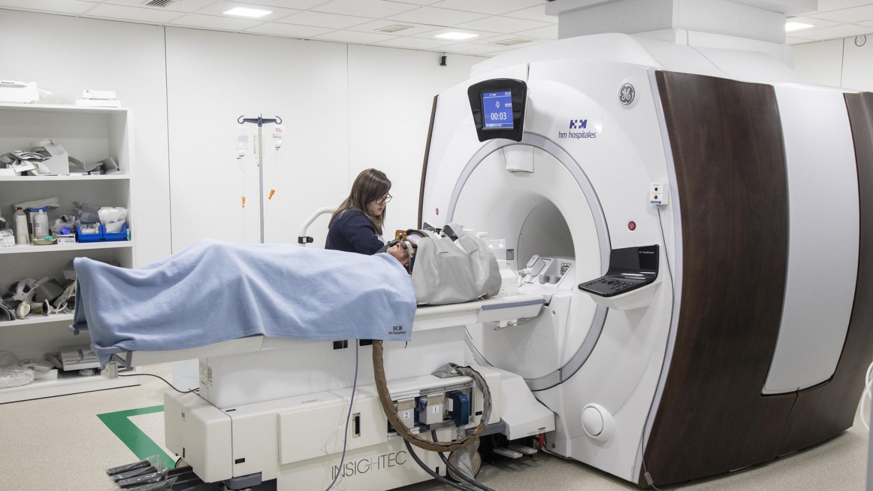 Durante la aplicación de LIFU el paciente se encuentra en una resonancia magnética.