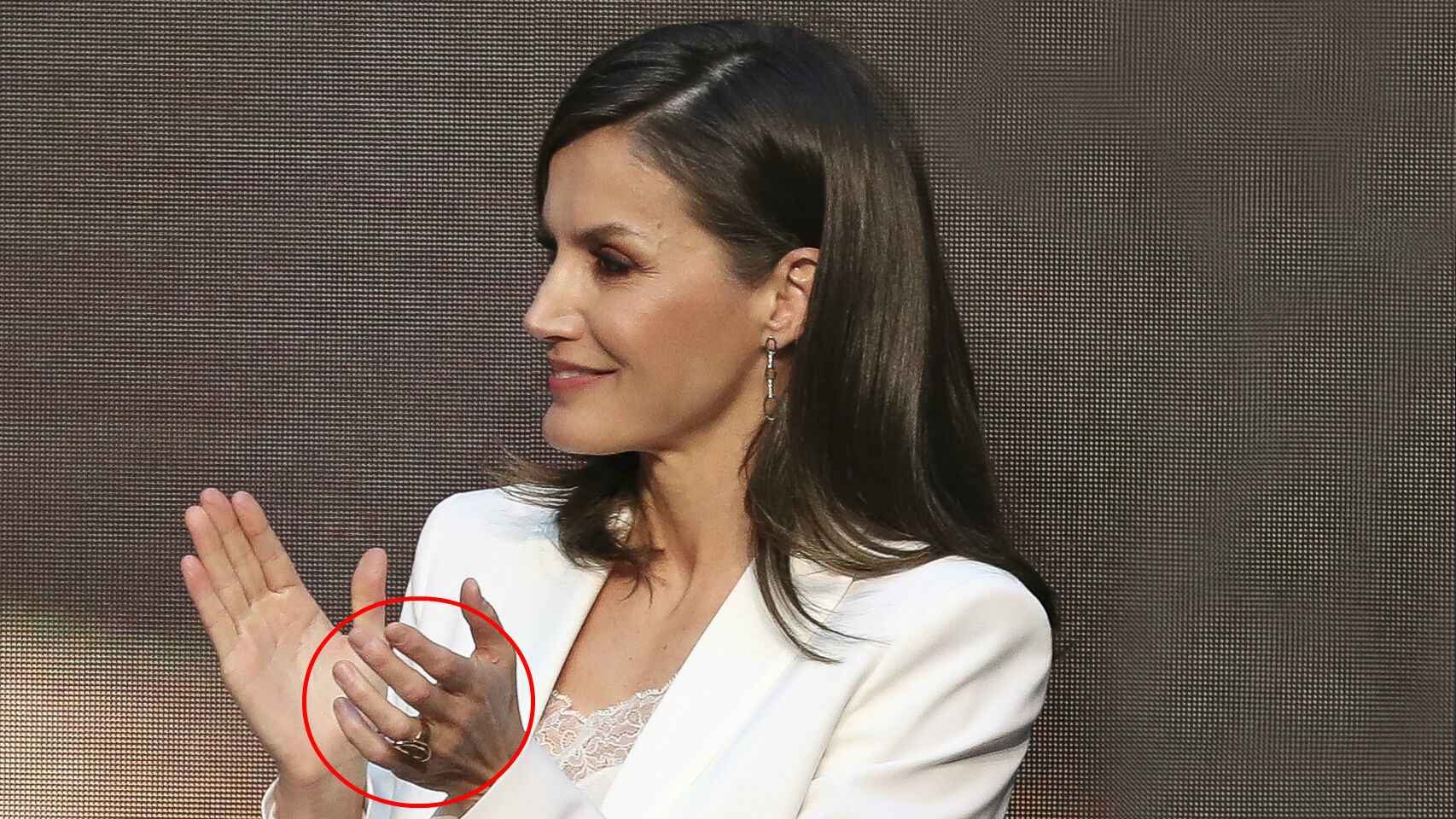Letizia con el misterioso anillo dorado que ya tiene firma conocida.