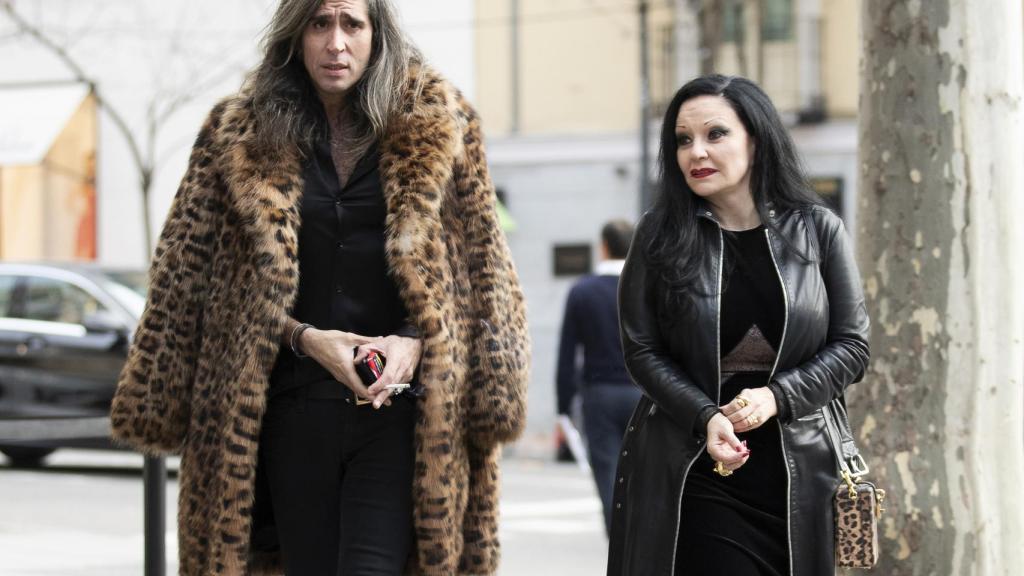 Mario Vaquerizo y Alaska paseando por las calles de Madrid.
