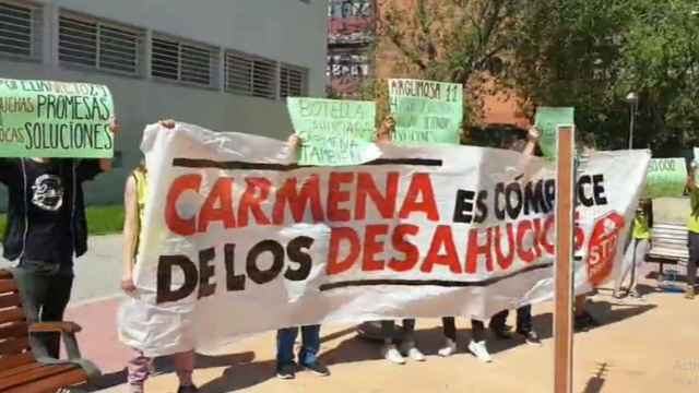 Imagen del escrache de 'Stop Desahucios' a Carmena en Moratalaz.