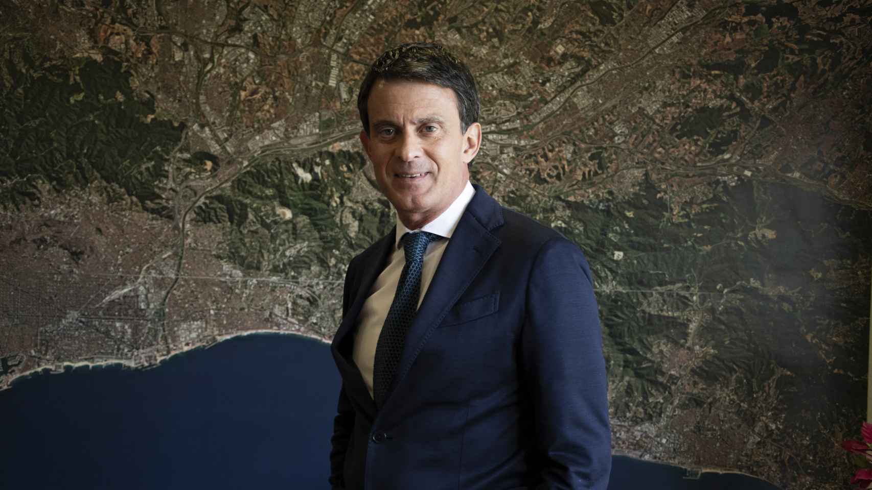 Manuel Valls, frente a una fotografía aérea de Barcelona en su oficina de campaña.
