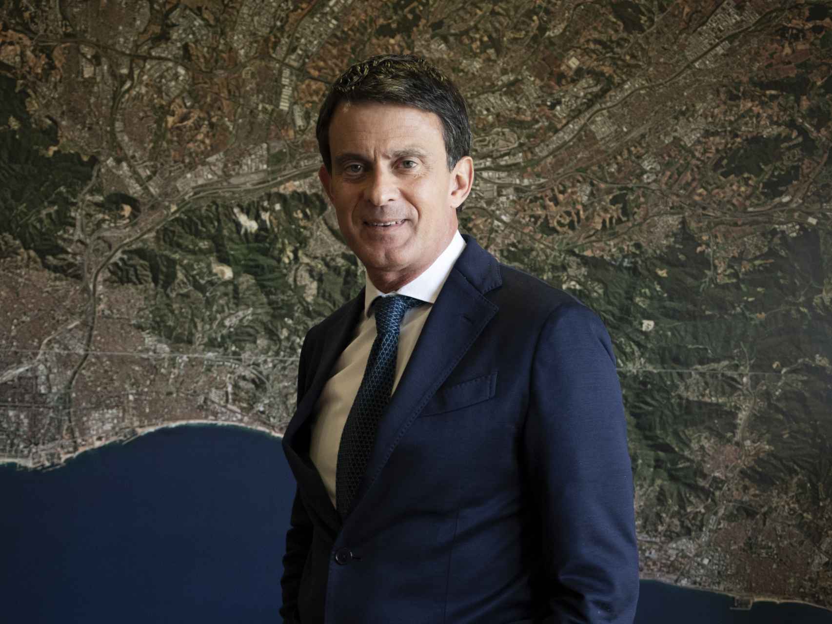 Manuel Valls, frente a una fotografía aérea de Barcelona en su oficina de campaña.