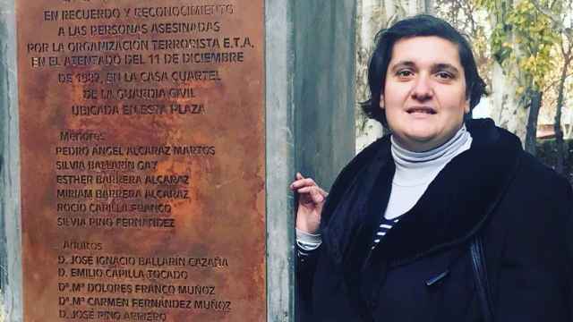Beatriz Sánchez Seco, junto a la placa en recuerdo de las víctimas del atentado de diciembre de 1987 en Zaragoza.