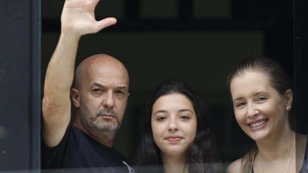 El preso político venezolano, Iván Simonovis, junto a su hija y su esposa en su casa en 2014.
