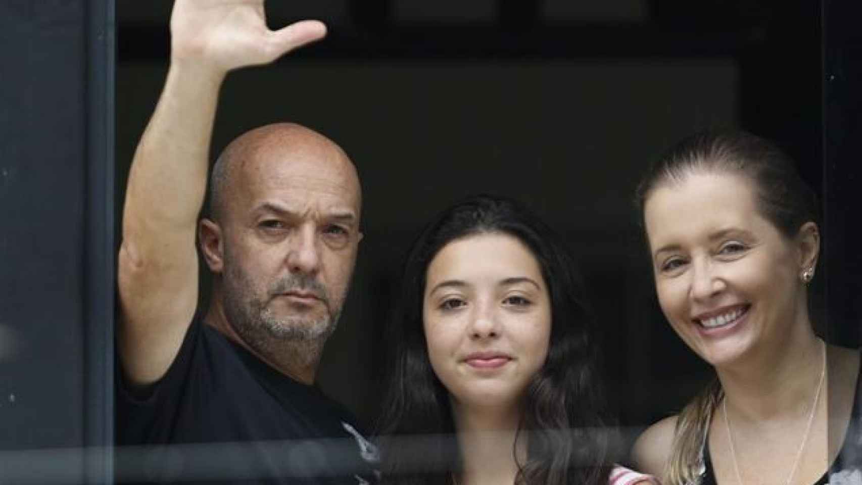 El preso político venezolano, Iván Simonovis, junto a su hija y su esposa en su casa en 2014.