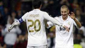 Higuaín y Benzema celebran un gol con el Real Madrid