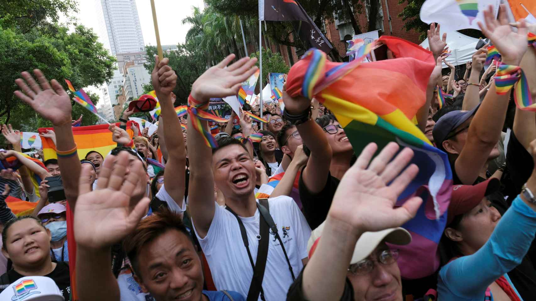 Cientos de personas celebran la ley de matrimonio homosexual.