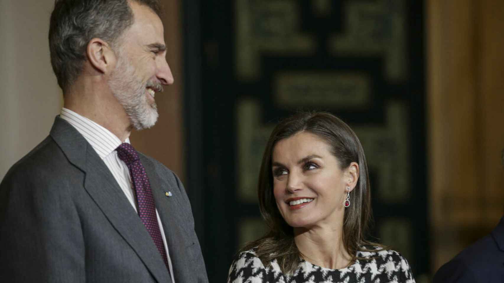 Felipe y Letizia, muy cómplices y sonrientes en uno de sus últimos actos públicos.