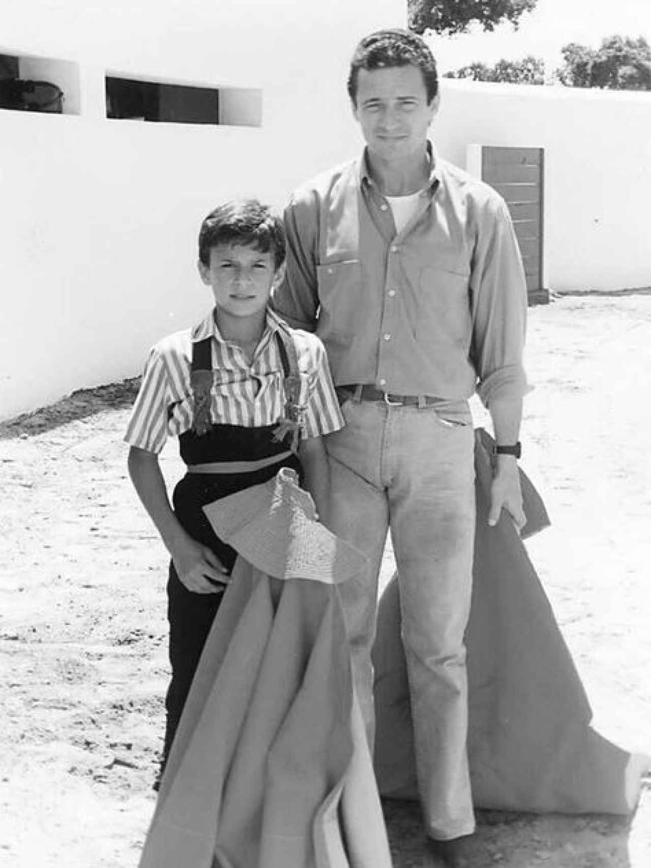 Antonio Ferrera de niño junto al torero José María Manzanares en su finca de Cáceres.