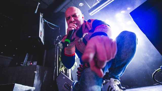 El rapero y político Buljo viste ropas tradicionales samis durante un concierto de rap