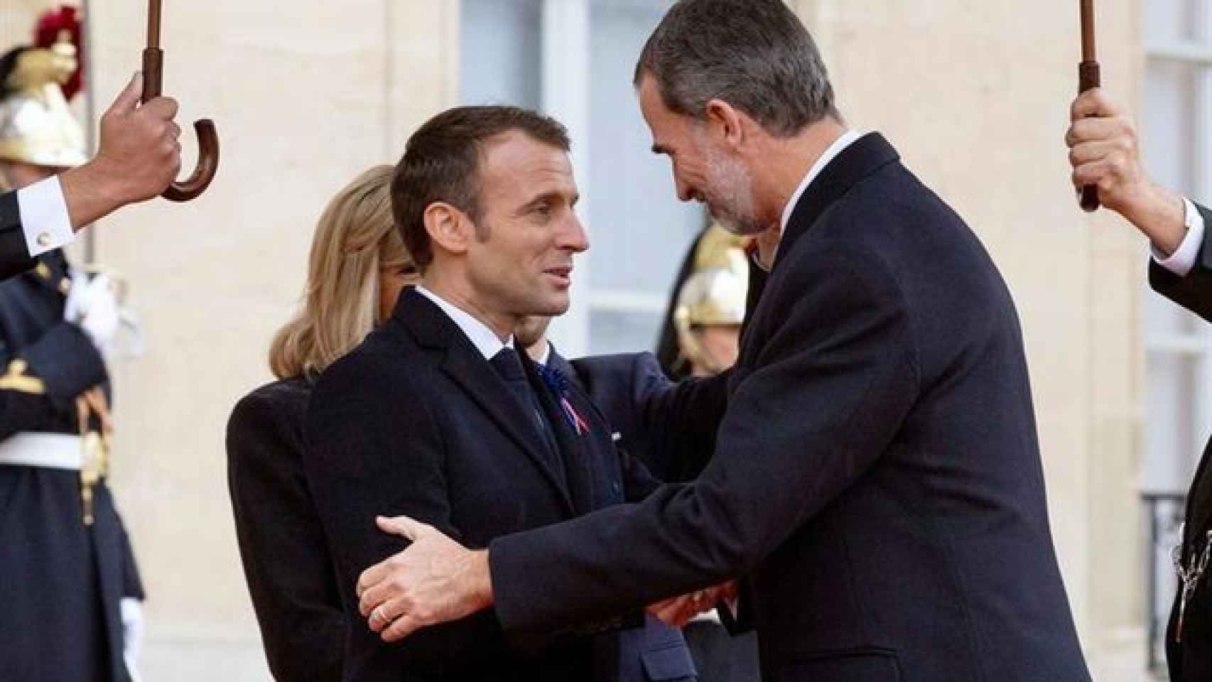 Felipe VI saluda a Emmanuel Macron en París para la conmemoración del centenario del fin de la I Guerra Mundial.