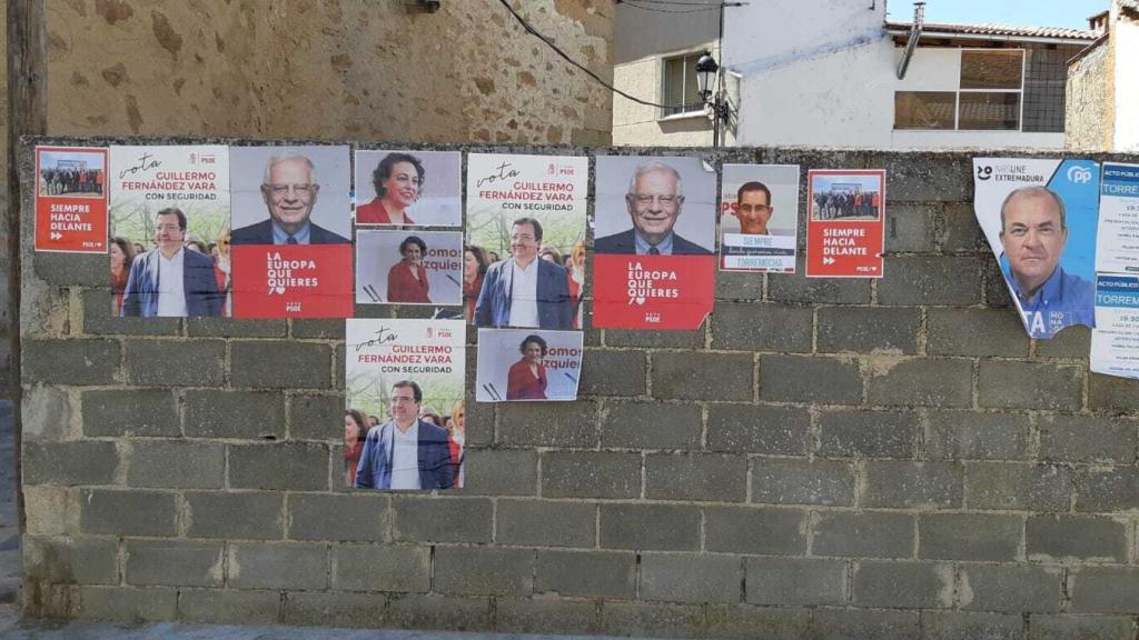 Carteles electorales en Torremocha, con el rostro de Valerio, pese a no presentarse a las próximas elecciones.