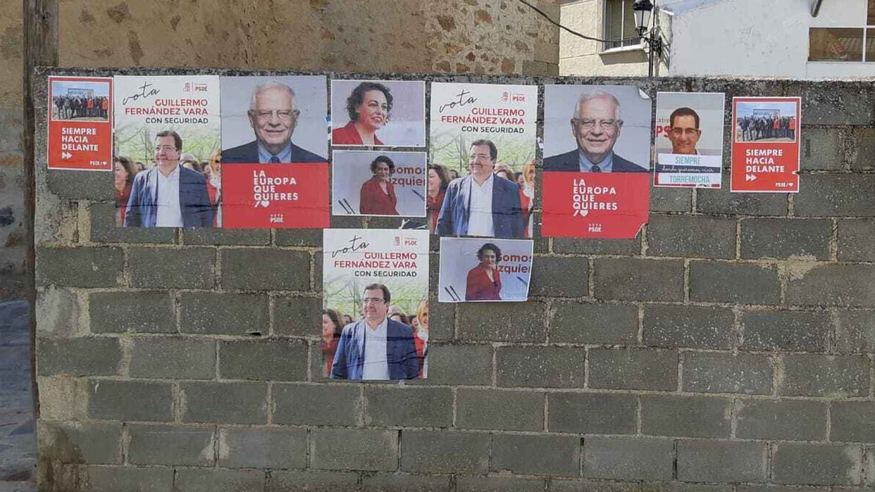 Carteles electorales en Torremocha, con el rostro de Valerio, pese a no presentarse a las próximas elecciones.
