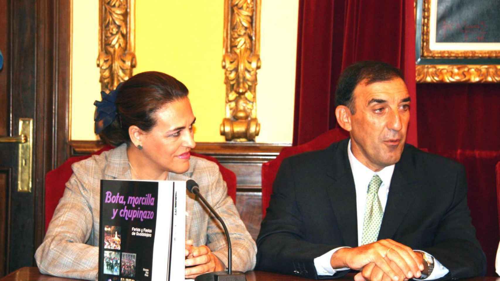 Magdalena Valerio, durante su etapa en Castilla-La Mancha, presentando el libro 'Bota, morcilla y chupinazo'.