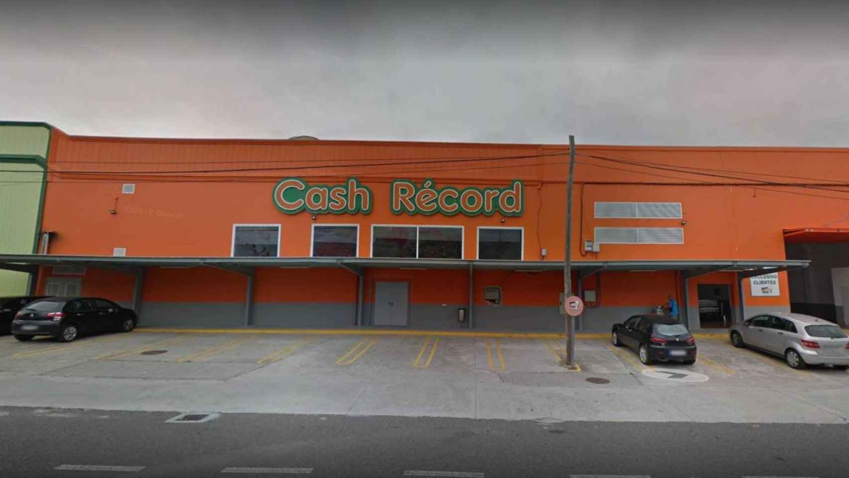 Exterior del Cash Record a las afueras de Lugo, donde tuvo lugar el crimen.