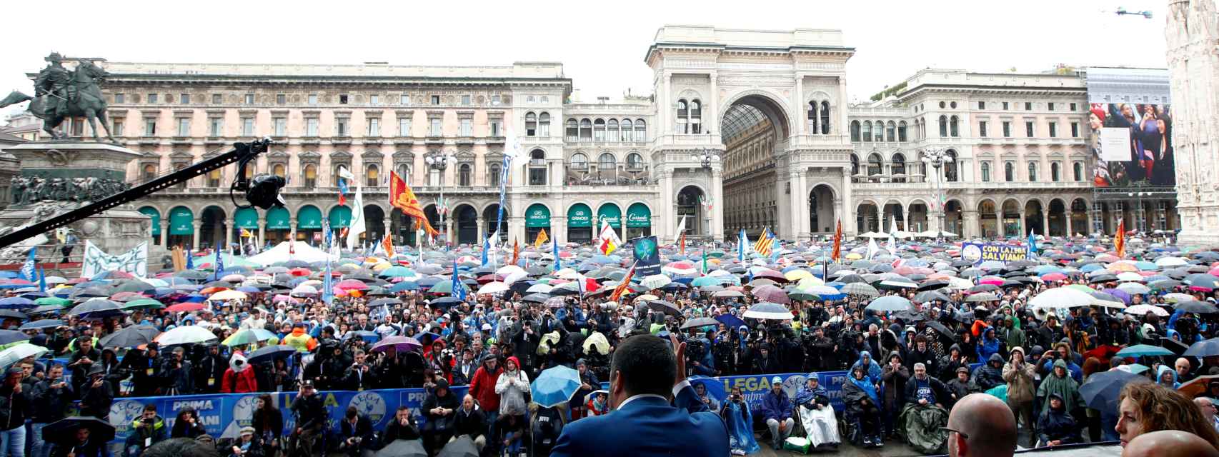 Miles de personas se reunieron en Milán, pese a la lluvia.