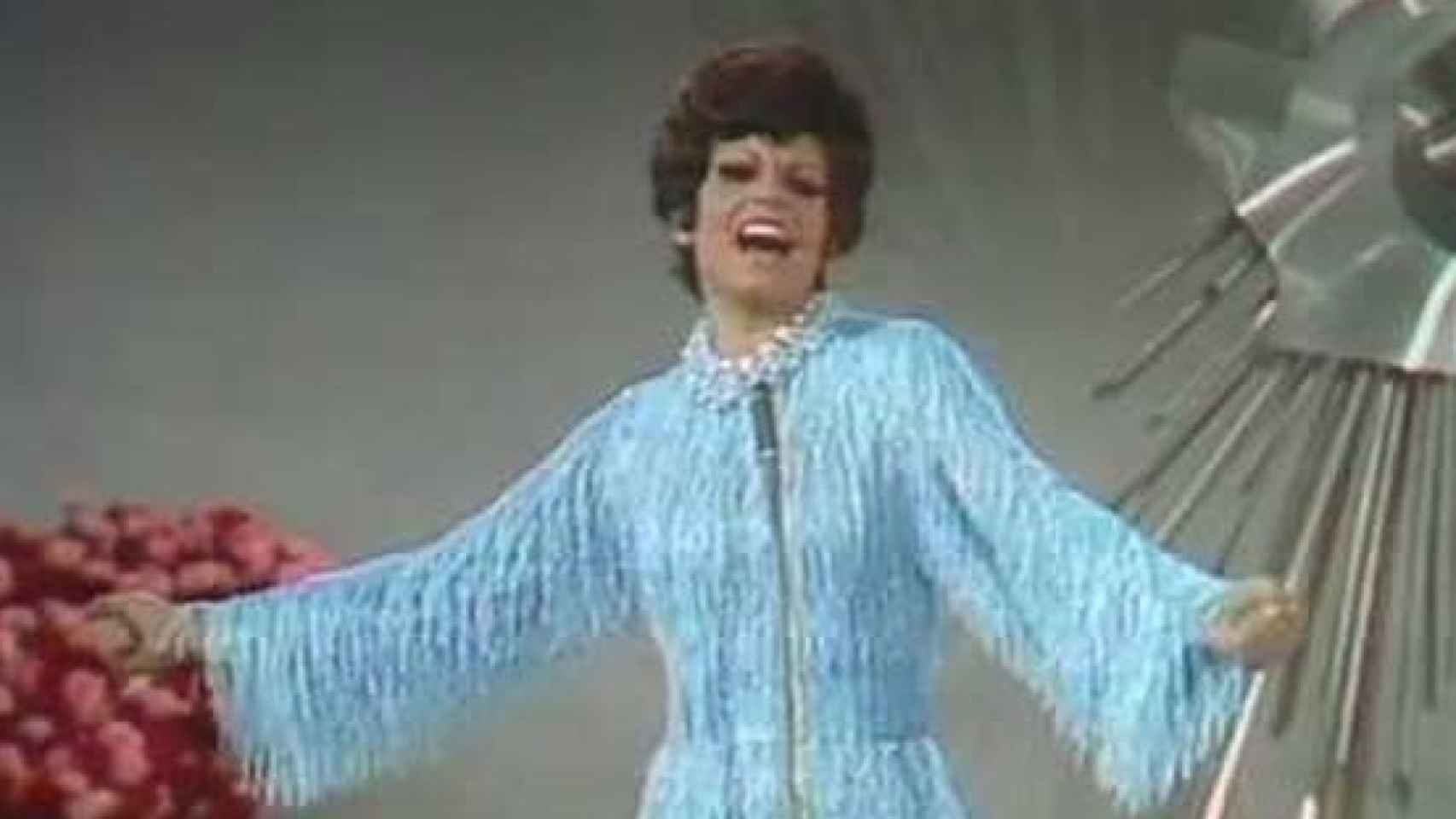 Salomé en el año 1969, actuando en Eurovisión con un vestido de Pertegaz.