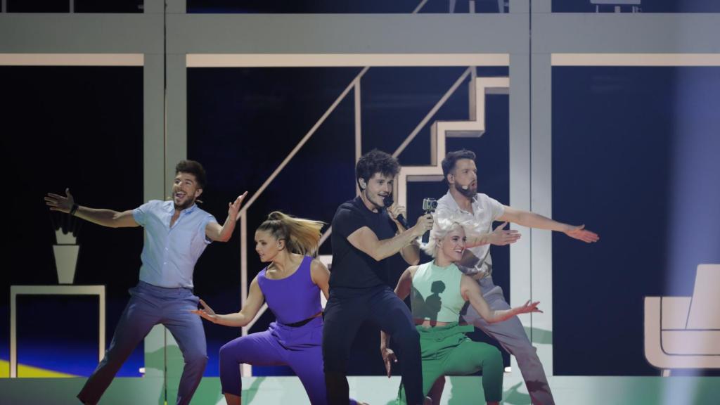 Miki Núñez y su equipo de baile en el Centro de Convenciones de Tel Aviv.