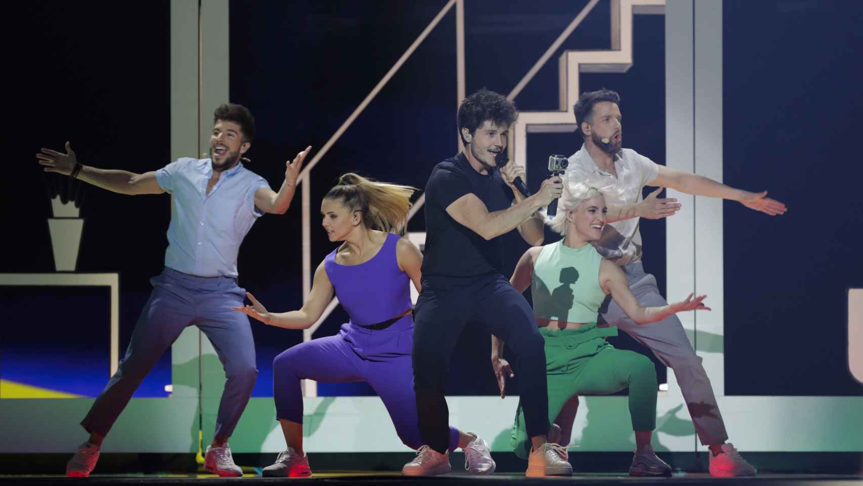 Miki Núñez y su equipo de baile en el Centro de Convenciones de Tel Aviv.