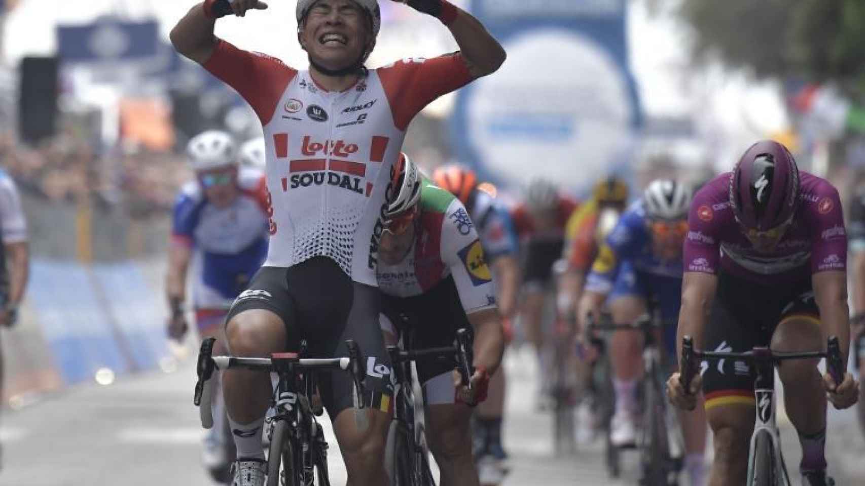 Caleb Ewan celebra su victoria en la octava etapa del Giro.
