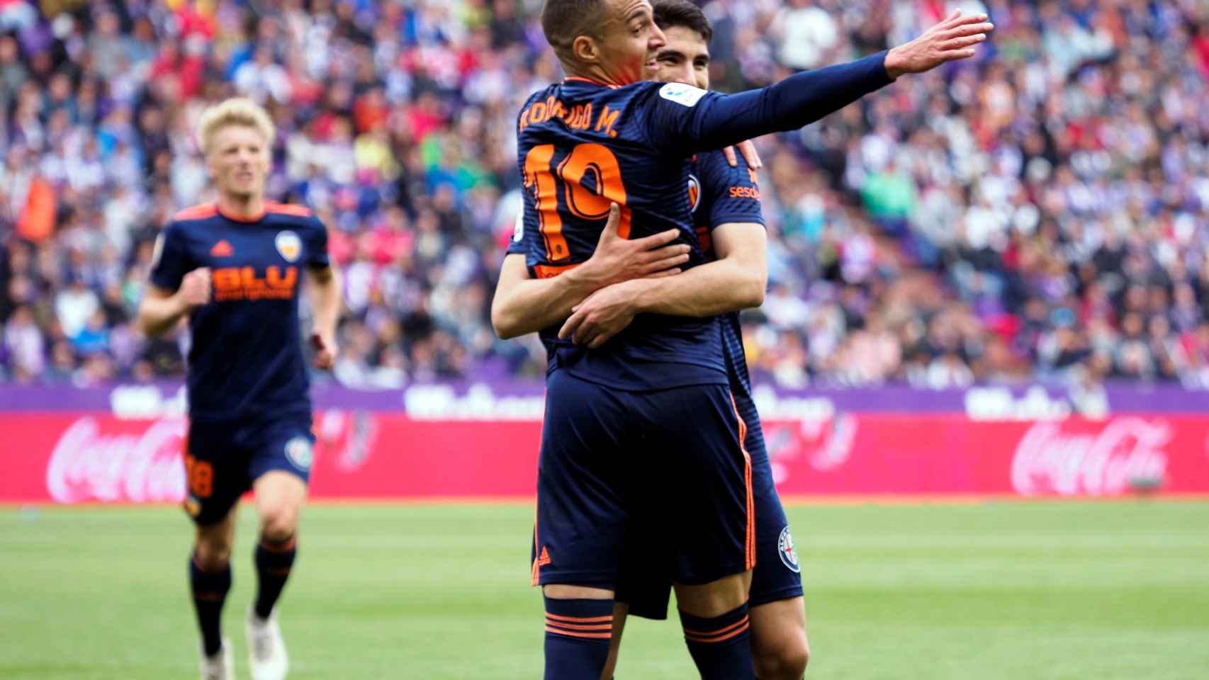 Rodrigo celebra junto a Carlos Soler el primer gol del partido