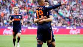 Rodrigo celebra junto a Carlos Soler el primer gol del partido