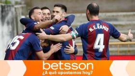 Los jugadores del Eibar celebran el gol de Sergi Enrich en un partido de La Liga