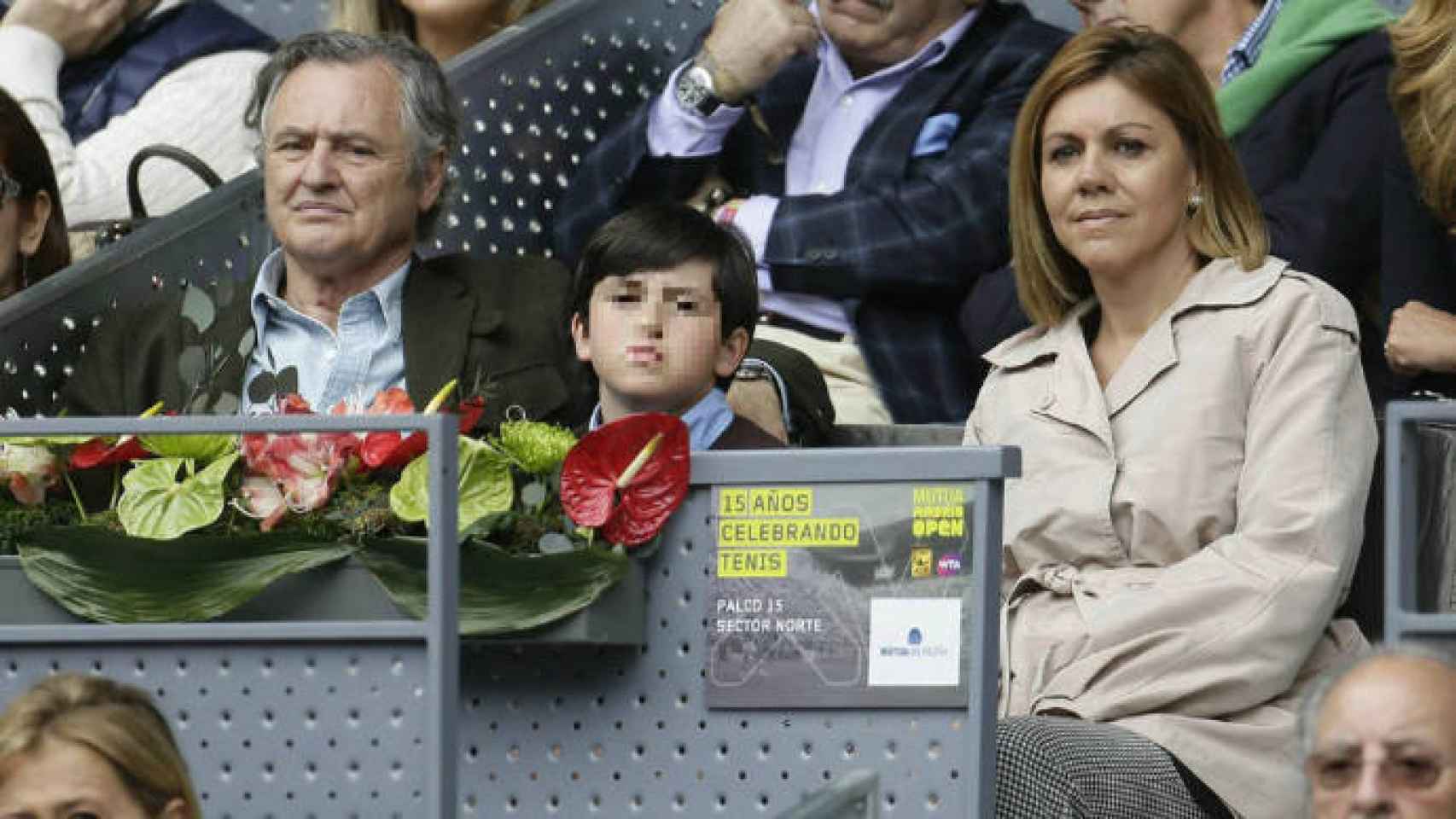 Cospedal, junto a su hijo y su marido en el tenis. Foto: Vanity Fair