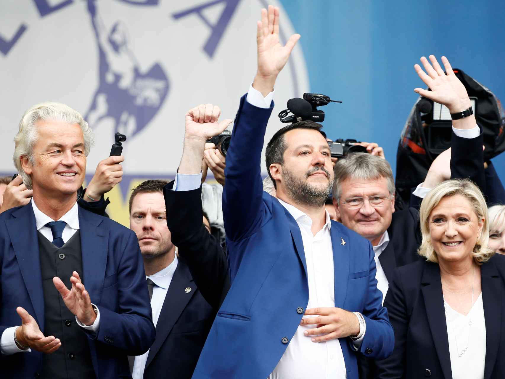 Wilders, Salvini y Le Pen saludan desde el escenario, en Milán.