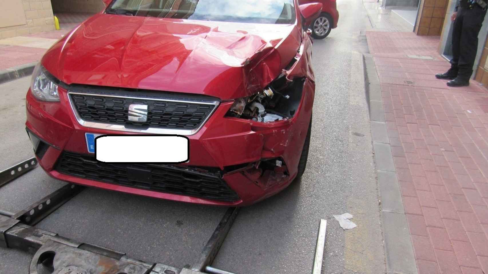 El conductor ocultó el Seat Ibiza en el garaje porque presentaba una violenta colisión.