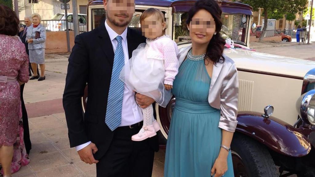 Luis junto a su mujer, Laura, y su hija, de tres años.