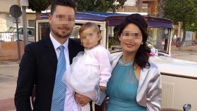 Luis junto a su mujer, Laura, y su hija, de tres años.