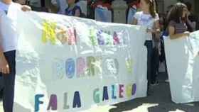 La pancarta donde se puede leer No seas borrego, habla gallego