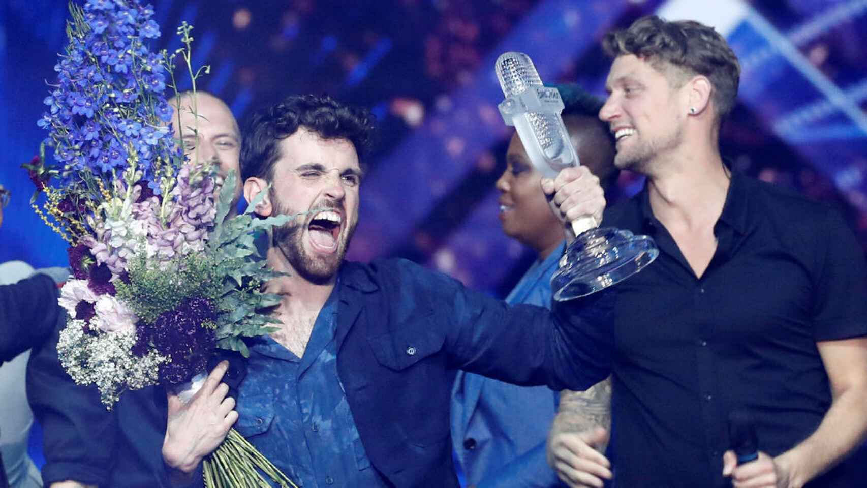 Duncan Laurence, con el trofeo de Eurovisión Song Contest.