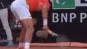 Djokovic destroza su raqueta ante Rafa Nadal