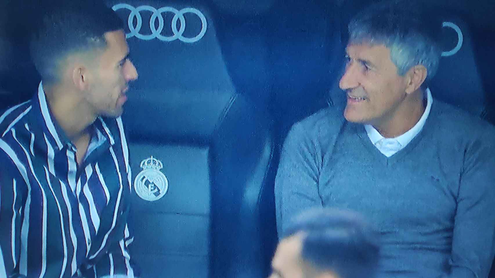 Ceballos y Setien hablan en el banquillo antes del Real Madrid - Real Betis