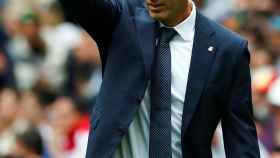Zidane da órdenes a sus jugadores desde la banda del Santiago Bernabéu
