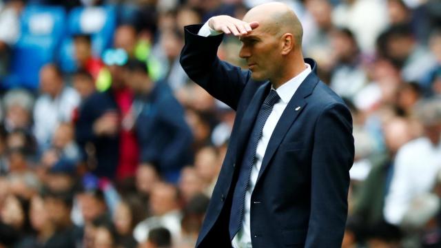 Zinedine Zidane mira a sus jugadores desde la banda