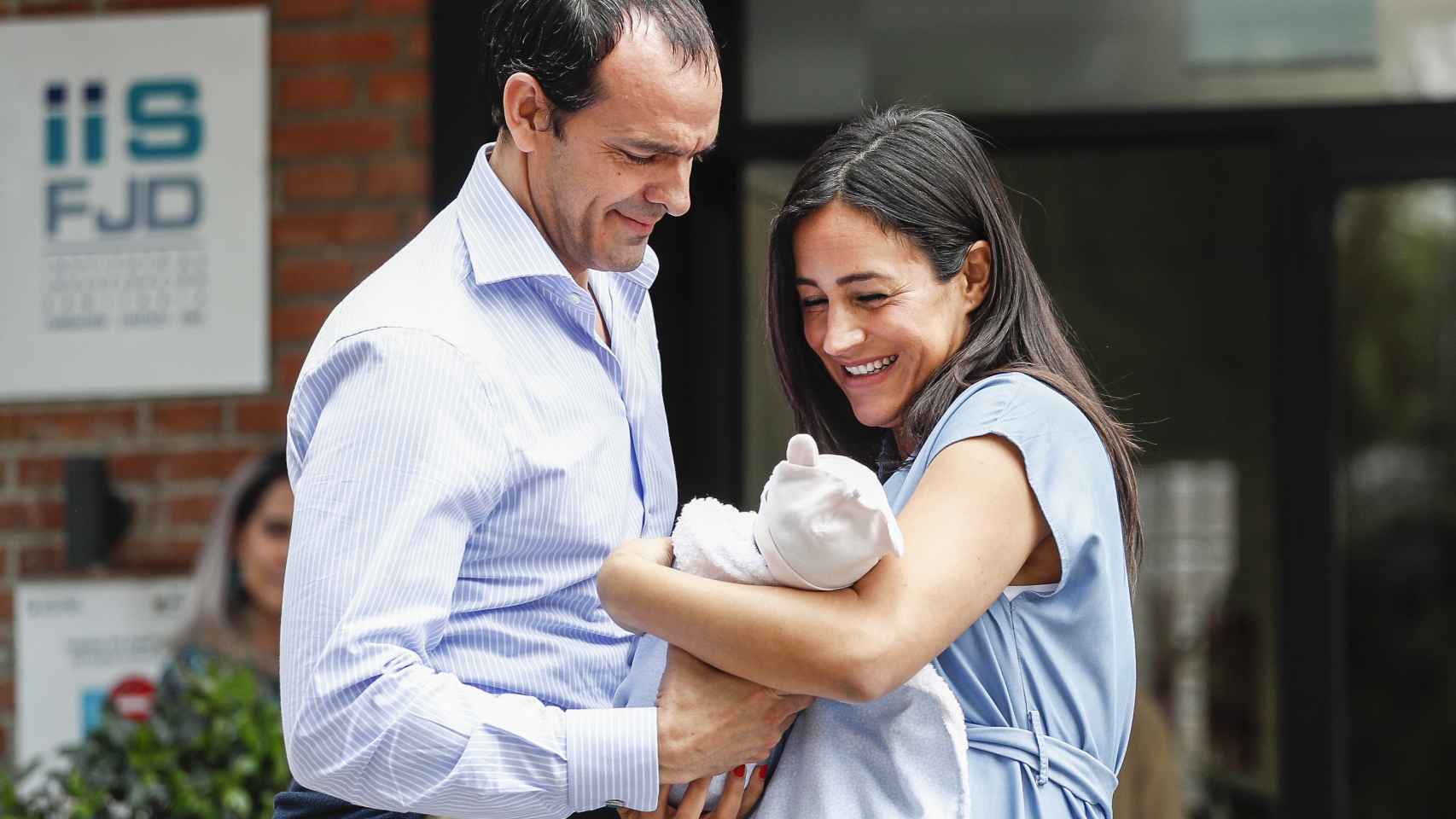 Antonio Suárez-Valdes y Begoña Villacís con la recién nacida Inés.