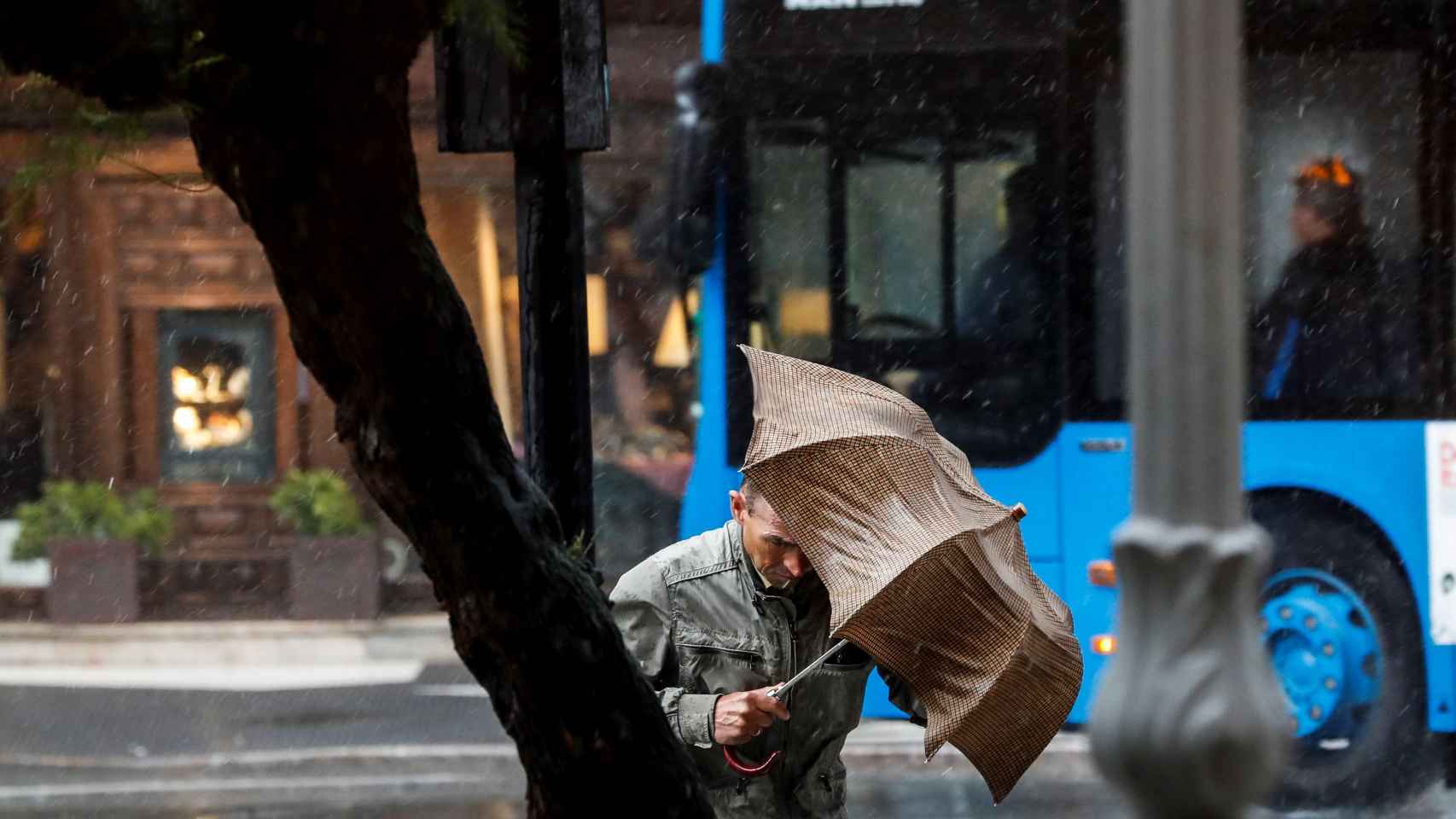 Un hombre camina bajo la lluvia este viernes en San Sebastián. Javier Etxezarreta / EFE