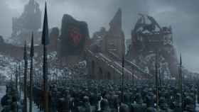 El ejército de los Inmaculados en Desembarco del Rey, con Drogon al fondo.
